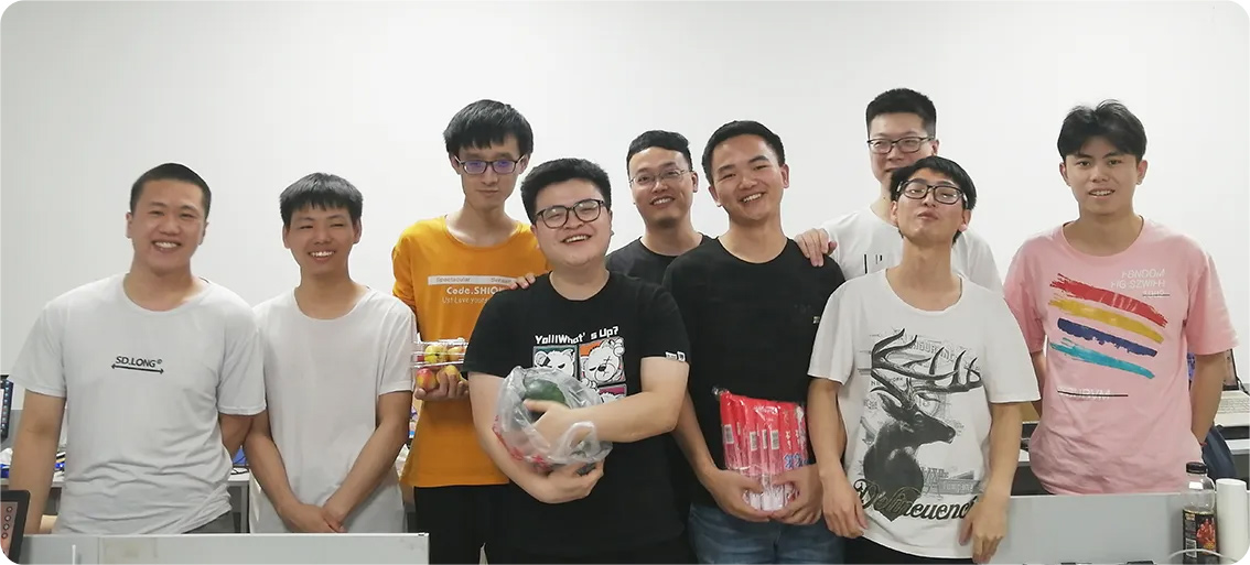 劉威東老師與學生們在一起